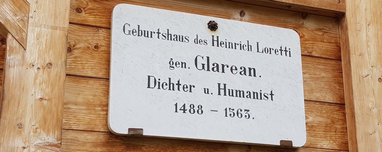 Tafel am Geburtshaus von Heinrich Loretti